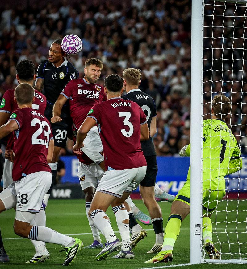 Pedro đánh đầu ghi bàn cho Chelsea - Ảnh: @brfootball