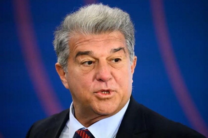 Laporta thừa nhận tình hình tài chính của Barca sẽ bị ảnh hưởng nếu tiếp tục trì hoãn trở về Camp Nou (Ảnh: GOAL).