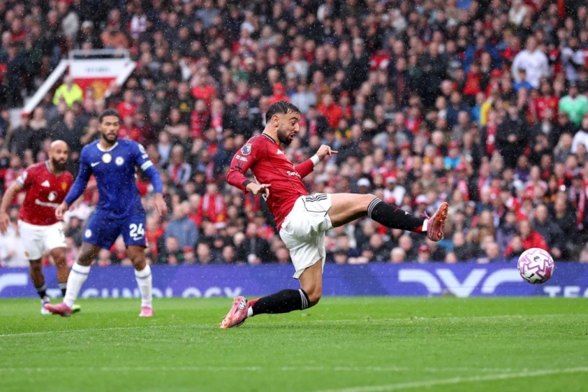 Bruno Fernandes giúp Man Utd vươn lên dẫn trước (Ảnh: The Sun).
