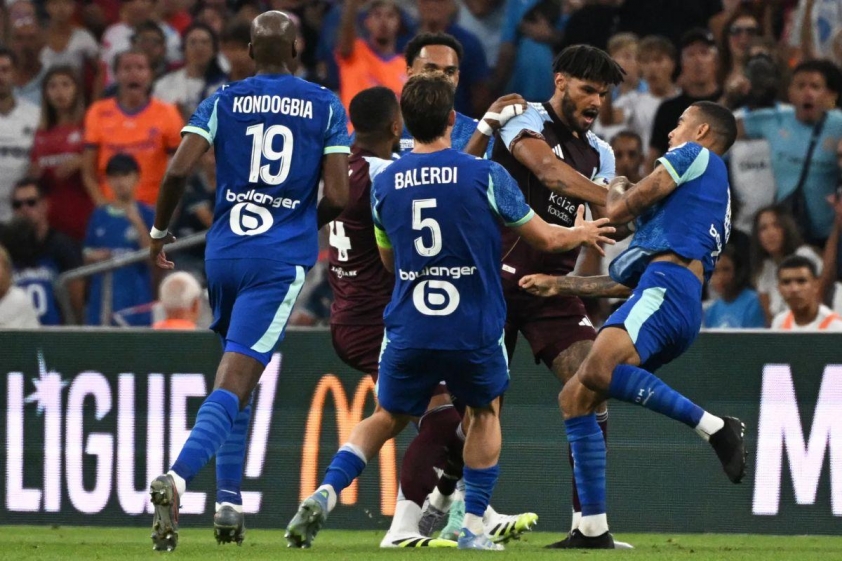 Tyrone Mings và Mason Greenwood đã có một cuộc đụng độ dữ dội (Ảnh: The Sun).