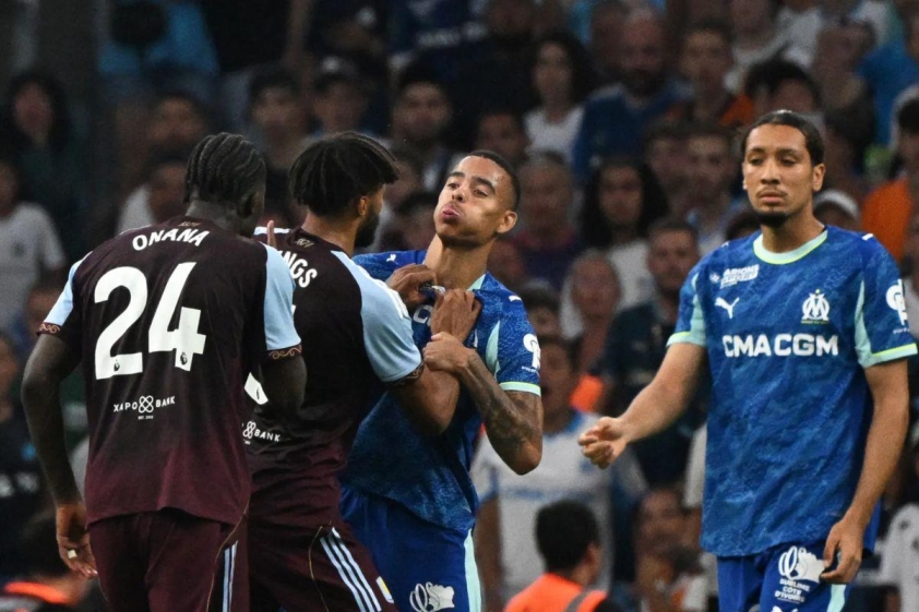 Tiền đạo của Marseille bị hậu vệ Aston Villa xé áo (Ảnh: The Sun).