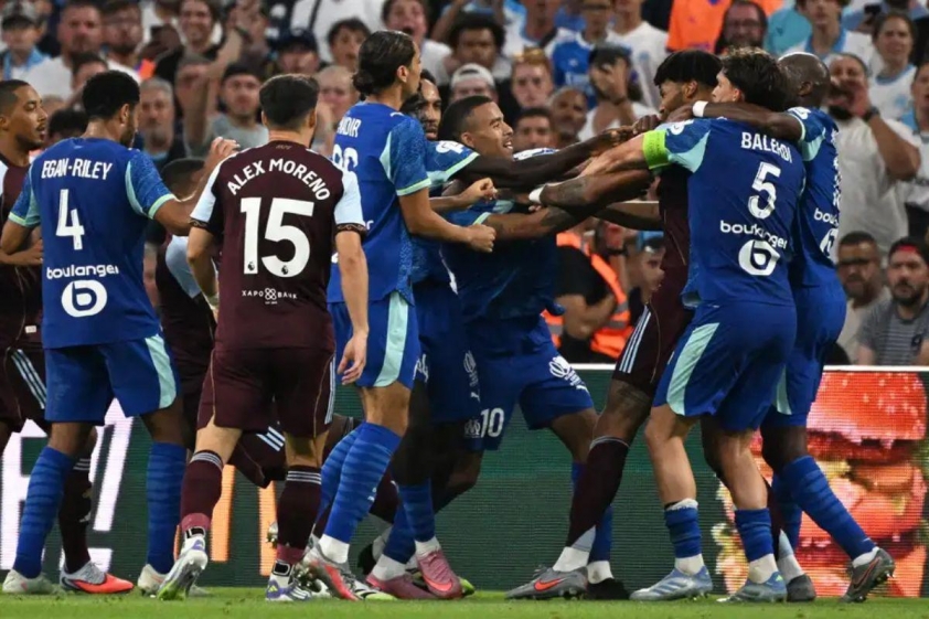 Cầu thủ 2 đội vất vả can ngăn Tyrone Mings và Mason Greenwood (Ảnh: GOAL).