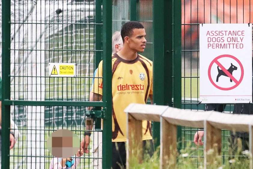 <a rel='dofollow' href='https://thethao365.me/page/mason-greenwood.html'>Mason Greenwood</a> hội ngộ với hai người bạn cũ Man Utd trong một buổi tập luyện ở Manchester (Ảnh: The Sun).