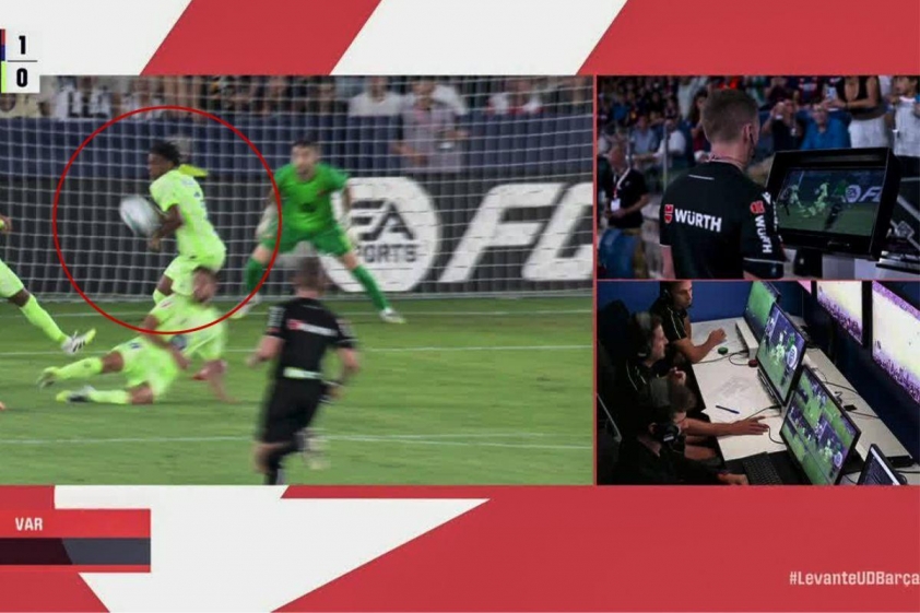 VAR xác định tình huống chạm tay của Balde (Ảnh: ESPN).