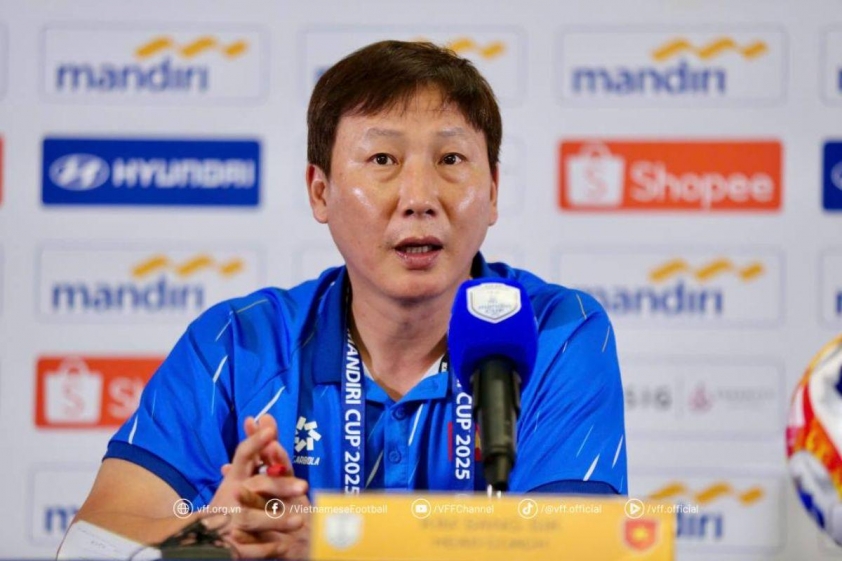 HLV Kim Sang Sik đã dành lời khen cho màn trình diễn ấn tượng của Kakang Rudianto (Ảnh: VFF).