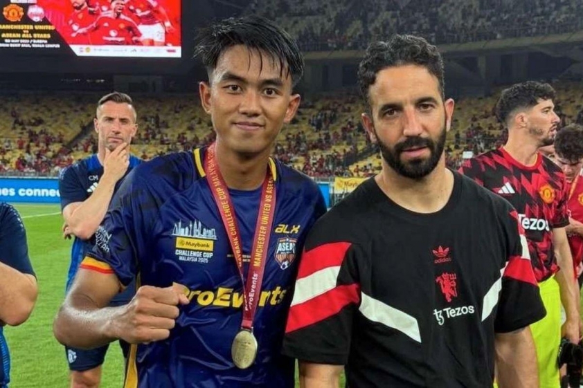 Kakang Rudianto từng tham gia ASEAN All Stars, thi đấu giao hữu với Manchester United.