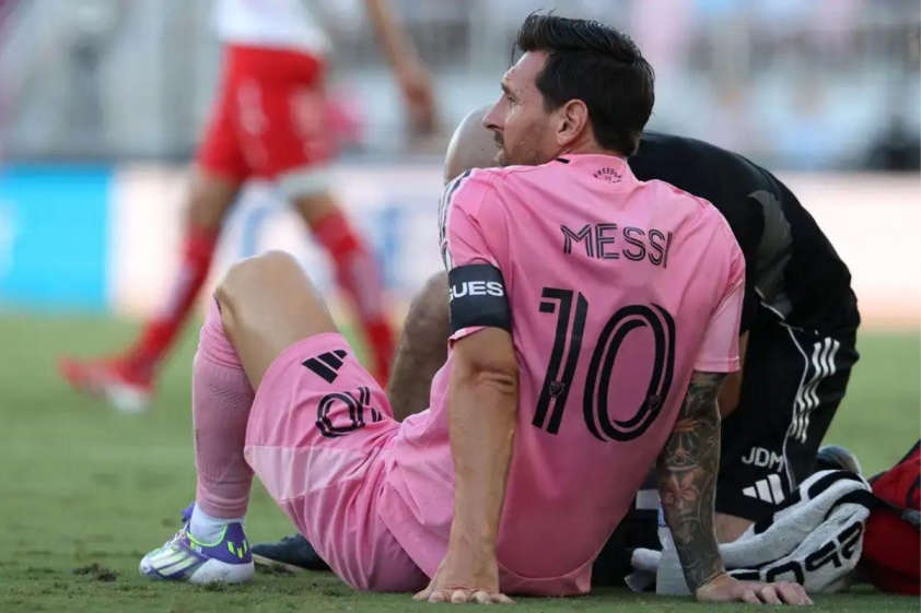 Trước đó, Messi đã phải rời sân sớm vì chấn thương trong trận đấu với Necaxa (Ảnh: GOAL).