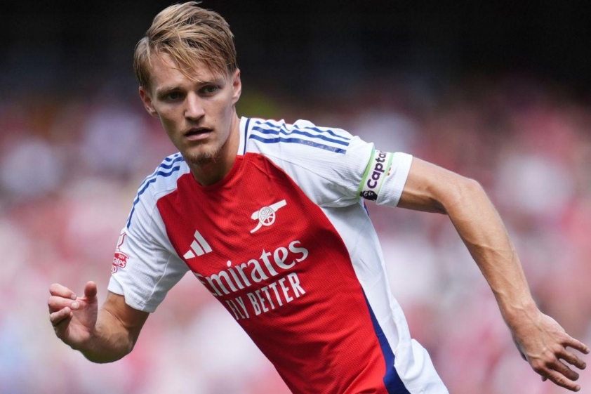 Huyền thoại Tony Adams kêu gọi HLV Mikel Arteta tước băng đội trưởng của Odegaard nếu muốn vô địch Ngoại hạng Anh (Ảnh: Sky Sports).
