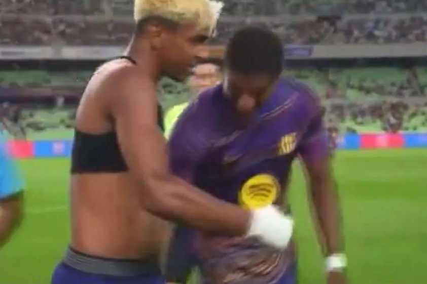 Sau đó, Rashford xuất hiện và đùa giỡn, chạm vào chân trái của Yamal như một cử chỉ chúc may mắn (Ảnh: talkSPORT).