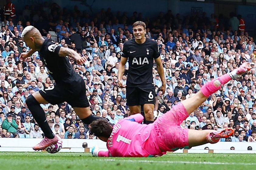   Trafford mắc sai lầm trong trận thua 0-2 trước Tottenham (Ảnh: The Guardian).  