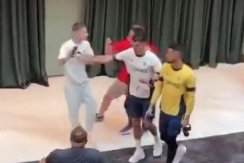 Tuy nhiên, Ronaldo không hề ấn tượng và phản ứng bằng cách đẩy người hâm mộ ra xa (Ảnh: Daily Mail).