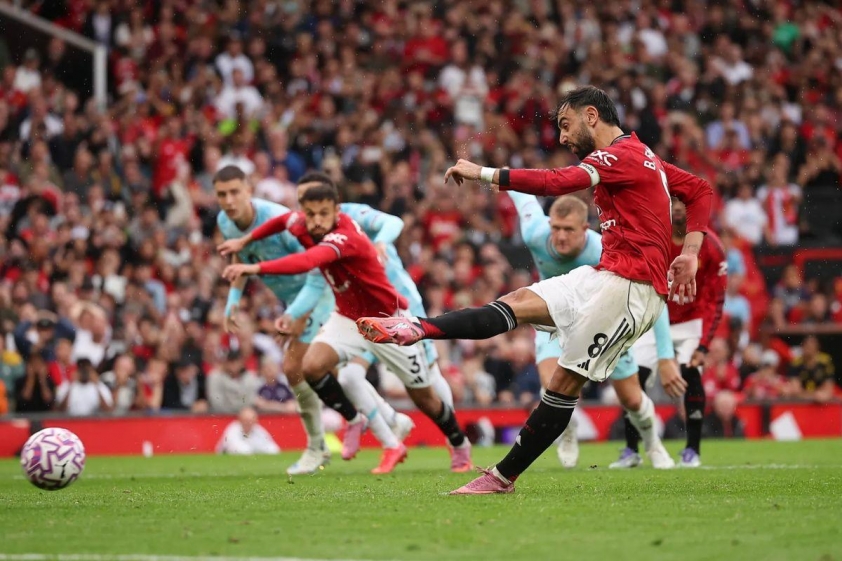 Bruno thực hiện thành công quả phạt đền quyết định (Ảnh: talkSPORT).