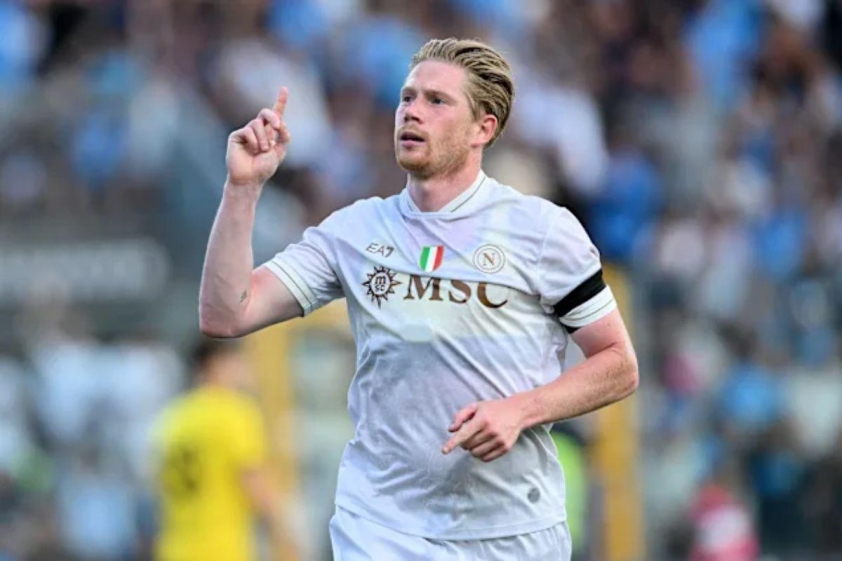 Kevin De Bruyne ghi dấu ấn vào cả 3 bàn thắng của Napoli (Ảnh: Yahoo Sports).