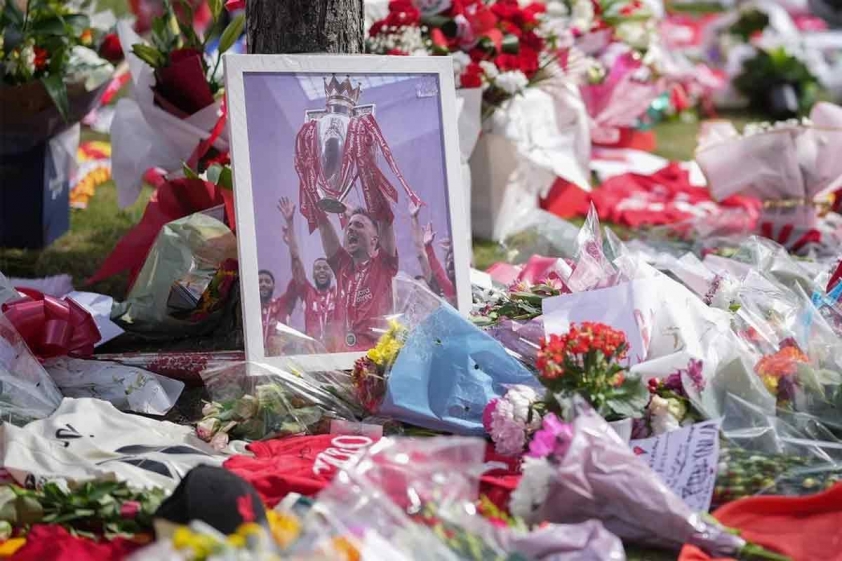 Khu vực tưởng niệm tạm thời của Diogo Jota trước Sân vận động Anfield (Ảnh: Liverpool).