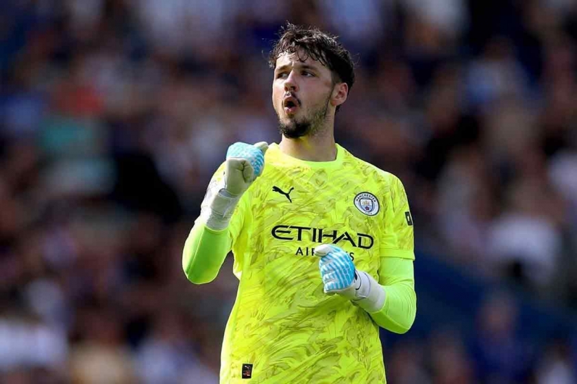 James Trafford đã thể hiện rất toàn diện, từ khả năng cản phá cho đến khả năng phân phối bóng (Ảnh: Manchester City).