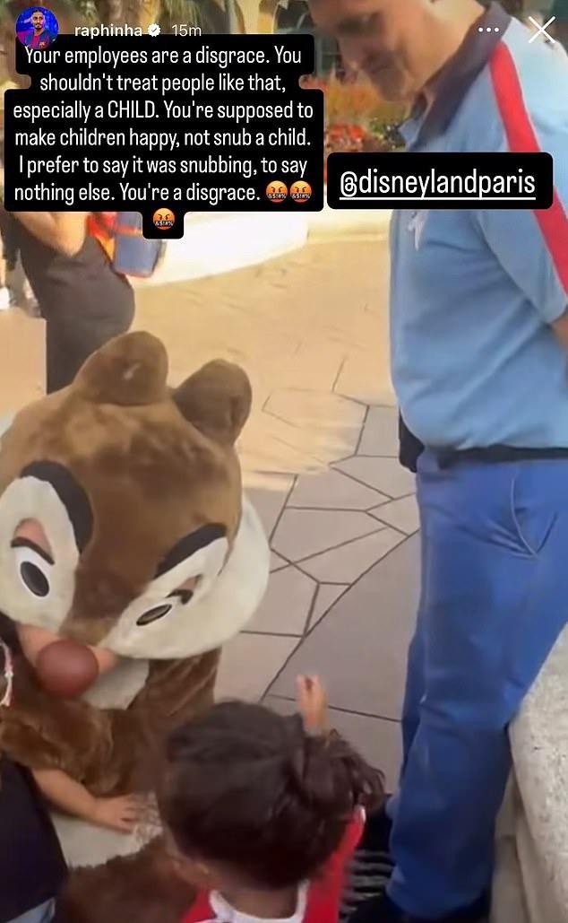Raphinha tố Disneyland Paris phân biệt chủng tộc với con trai anh trên trang Instagram cá nhân.