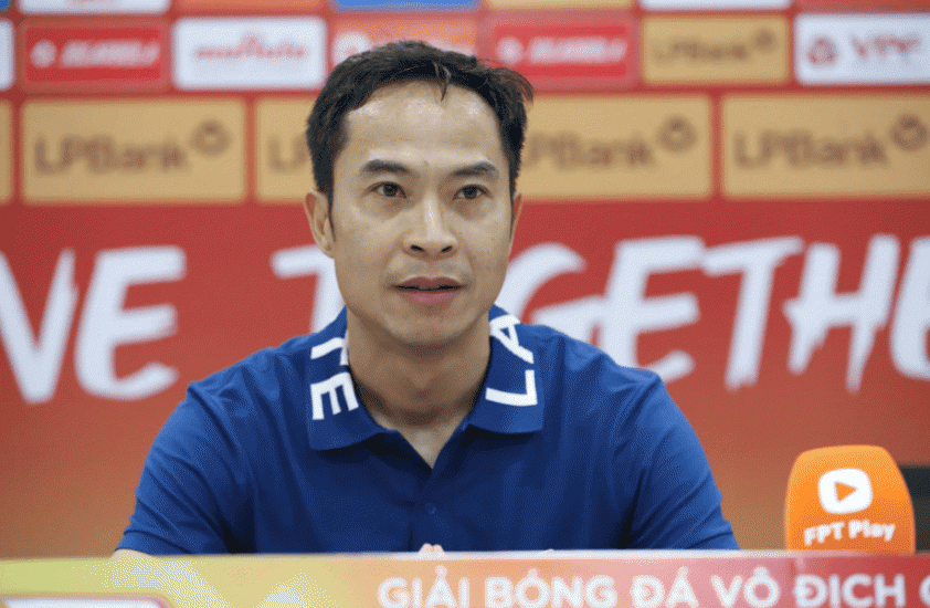 HLV Lê Đức Tuấn không đồng tình khi đá trận play-off trên sân Thống Nhất. 