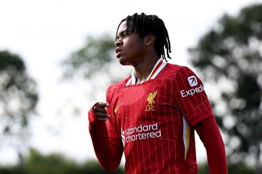 Thần đồng 16 tuổi của Liverpool đang 'gây sốt' cả châu Âu 678431