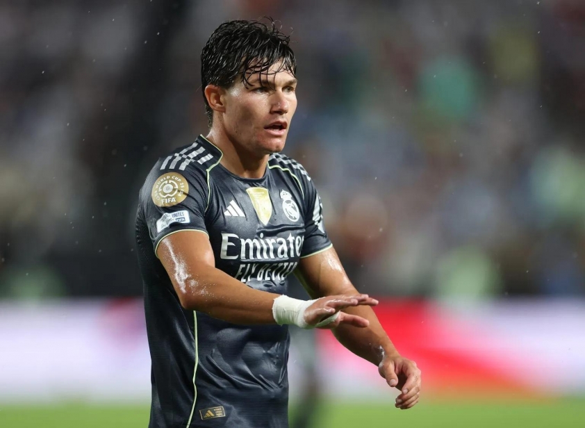 Hậu vệ Real Madrid từ chối AC Milan, quyết chiến đấu cho suất đá chính 674308
