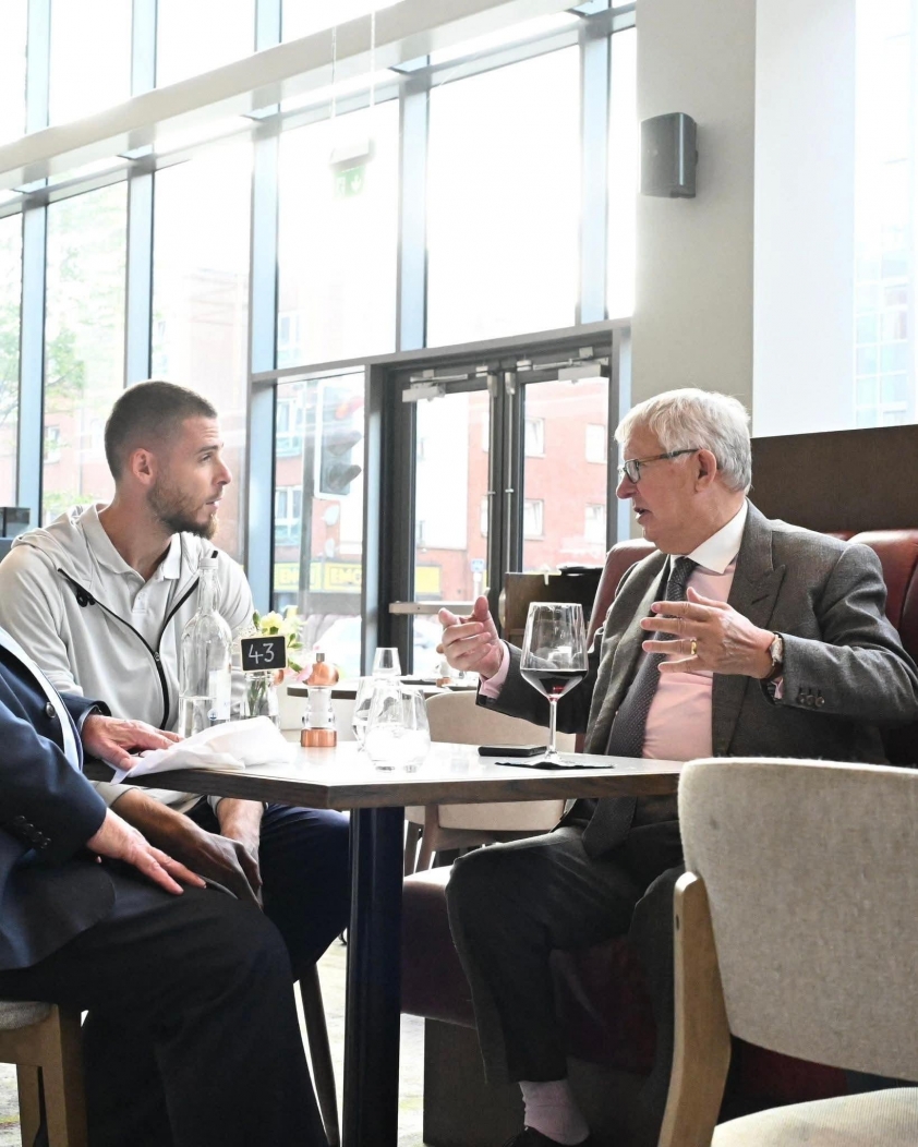 Sir Alex Ferguson xúc động ngày gặp lại học trò cũ  681159
