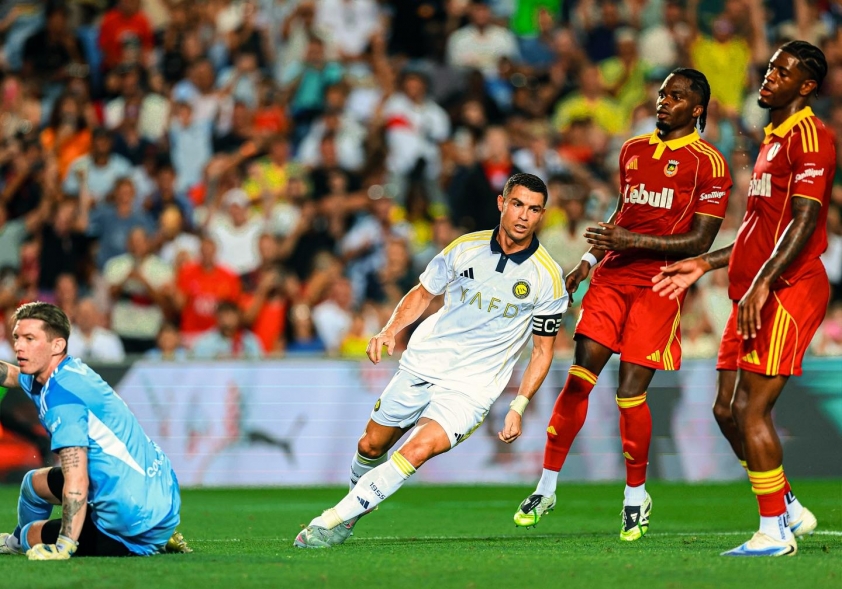 ronaldo-khen-ngoi-tan-binh-cua-arsenal-het-loi-sau-cu-hat-trick-sang-nay