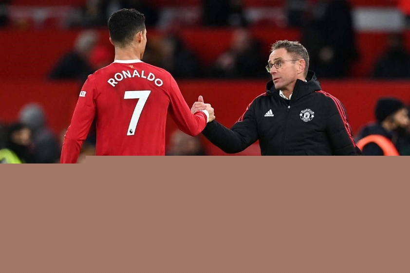 Ông chỉ trích mạnh mẽ chiến lược mua các ngôi sao lớn tuổi của BLĐ Quỷ đỏ (Ảnh: TNT Sport)