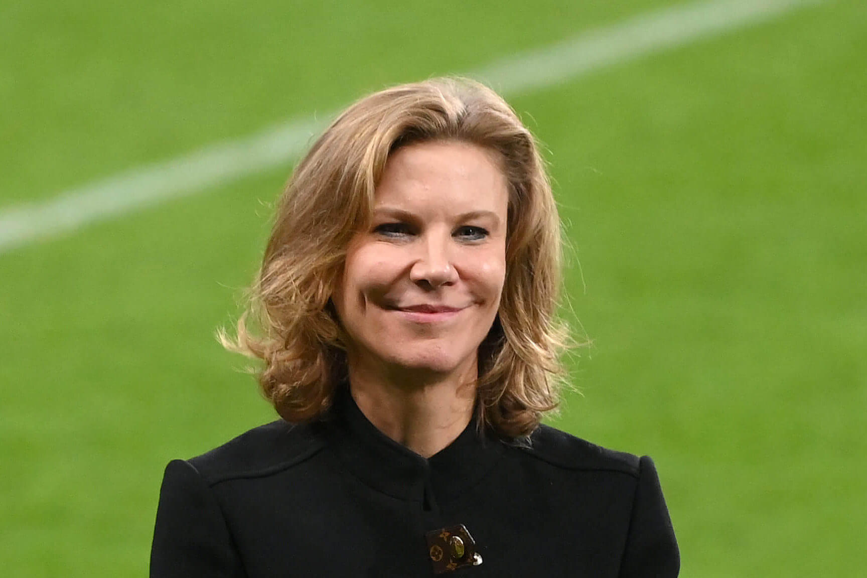 dong-so-huu-amanda-staveley-tung-hua-se-tang-luong-cho-isak