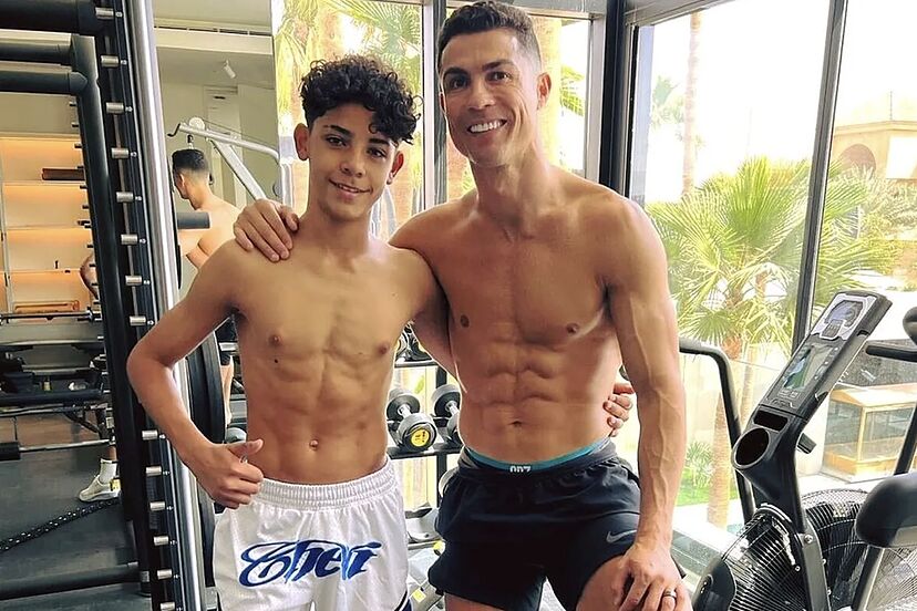 hinh-anh-ronaldo-va-con-trai-tung-gay-bao-mxh-vi-voc-dang-qua-dep-cua-cr7