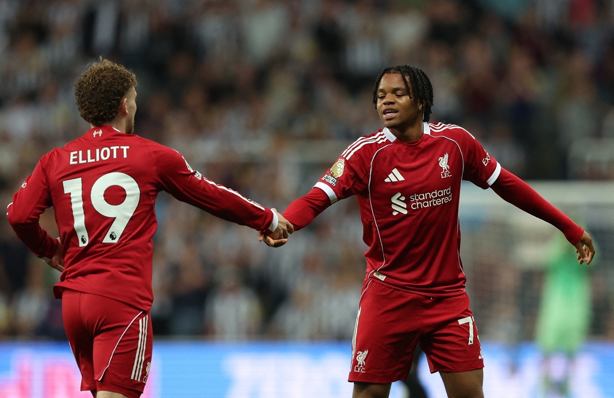 than-dong-ngumoha-toa-sang-giup-liverpool-vuot-kho