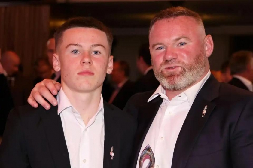 kai-duoc-ky-vong-la-se-noi-tiep-su-nghiep-lung-lay-cua-nguoi-cha-wayne-rooney