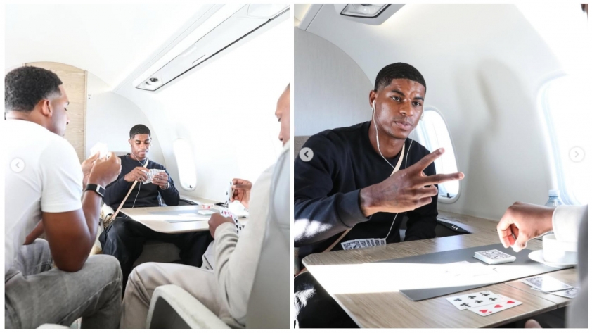 Rashford đăng những bức ảnh anh đang chơi bài trên chuyến bay tới Barcelona lên Instagram của mình.