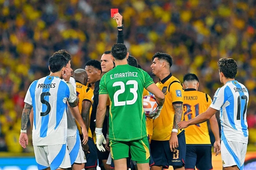 Nicolás Otamendi bị nhận thẻ đỏ và sẽ treo giò ở trận mở màng. (Ảnh: Yahoo)