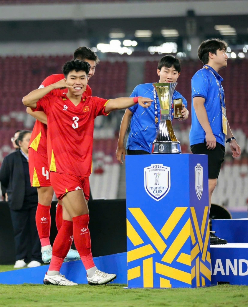 Phạm Lý Đức rạng rỡ bên chiếc cúp ASEAN U-23 Championship (Ảnh: Facebook Phạm Lý Đức)