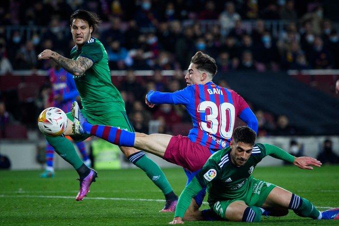 Lối chơi máu lửa ảnh hưởng nhiều đến thể trạng của Gavi. (Ảnh: X @FCB)