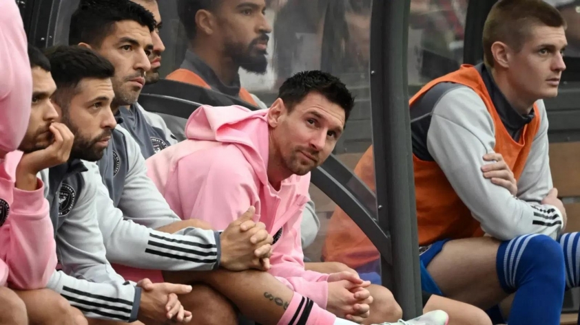 Messi ngồi trên băng ghế kỹ thuật quan sát trận đấu của Miami. (Ảnh: New Straits Times)