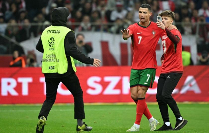 Ronaldo bảo vệ CĐV quá khích, tạo dáng 'tự sướng' 541484