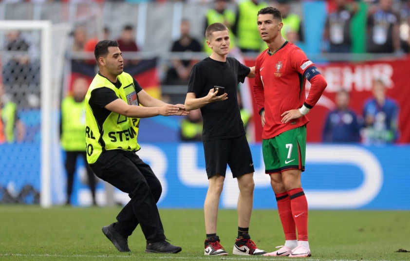 Ronaldo bảo vệ CĐV quá khích, tạo dáng 'tự sướng' 541485