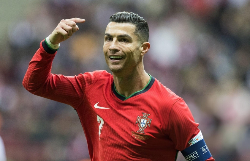 Ronaldo bảo vệ CĐV quá khích, tạo dáng 'tự sướng' 541486