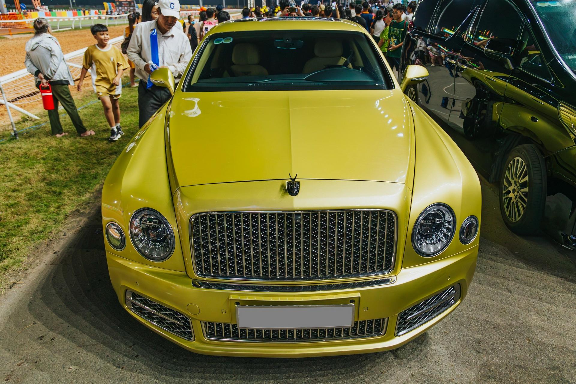 bentley-mulsanne-ewb-2-1727792574.jpg