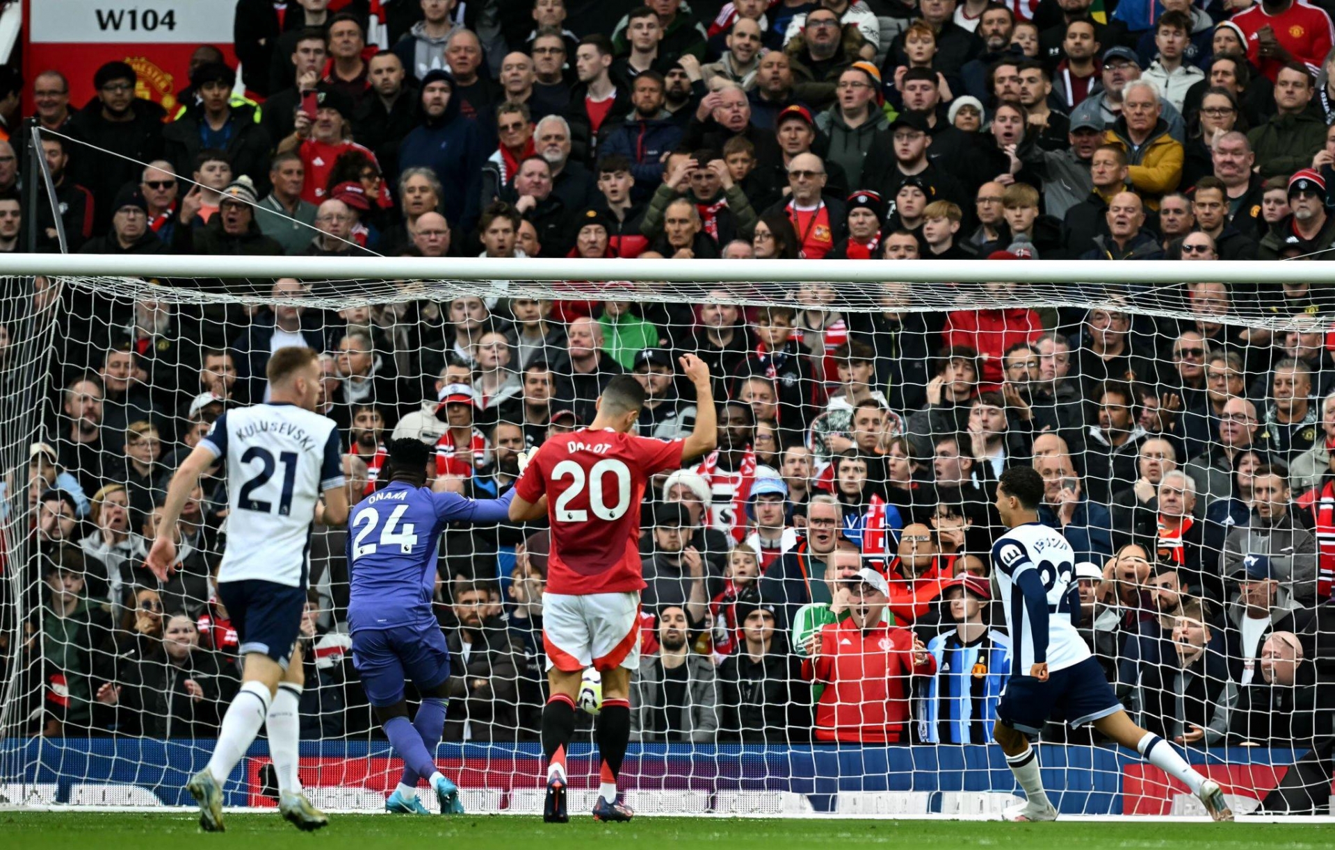 Trực tiếp MU 0-2 Tottenham: Thẻ đỏ tai hại, Old Trafford sụp đổ 535256