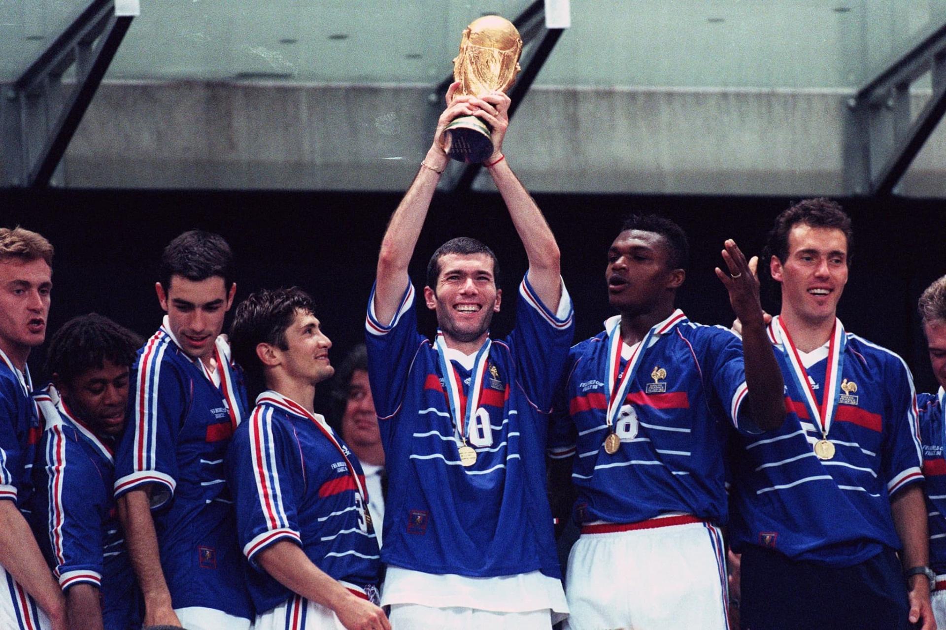 zinedine-zidane-souleve-le-trophee-de-la-coupe-du-monde-en-1998-1772006-1728010257.jpg