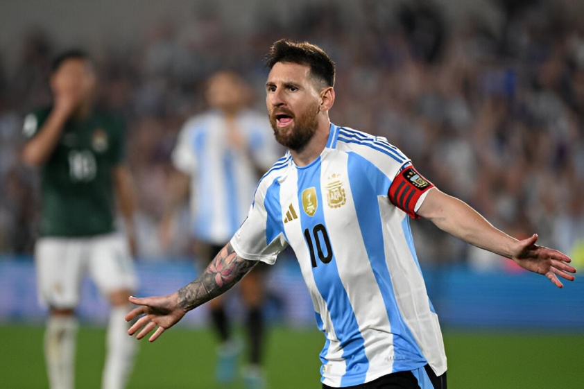 Messi tiếp tục bám đuổi Ronaldo 542895