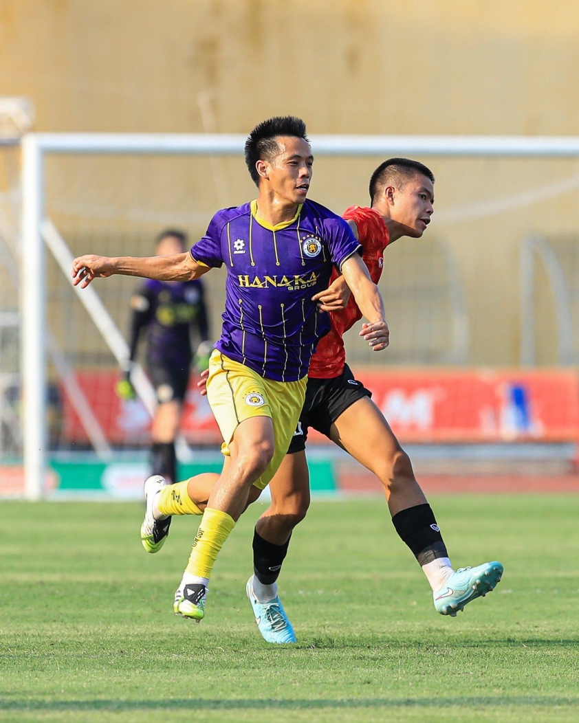 Việt kiều Anh ra sân, đại gia V-League vẫn thua đậm 0-2 677109