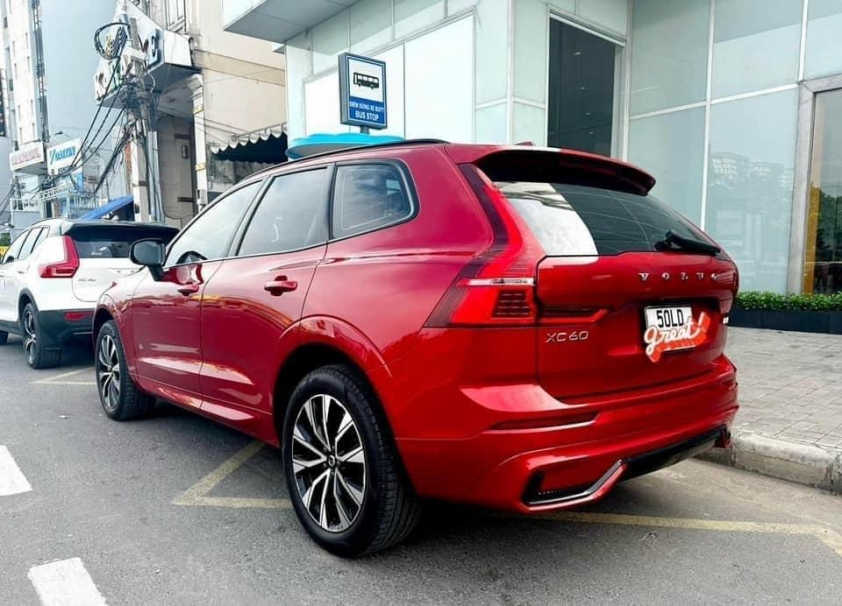 Bất ngờ với mức giá rao bán của Volvo XC60 B6 AWD Ultimate Dark 2023 sau 1 năm lăn bánh 546340