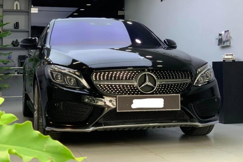 Lăn bánh 6 năm, Mercedes C300 AMG lên sàn xe cũ với mức giá ngang tầm Honda Civic 542620