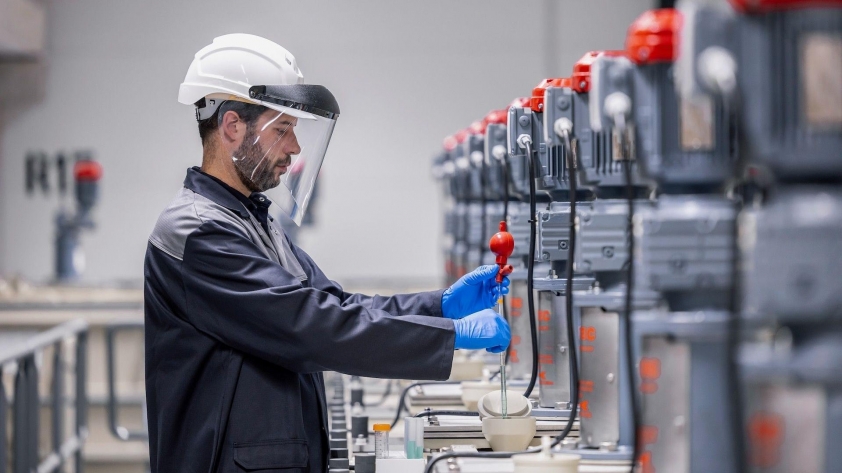 mercedes-benz-battery-recycling-plant-in-kuppenheim-germany_100946119