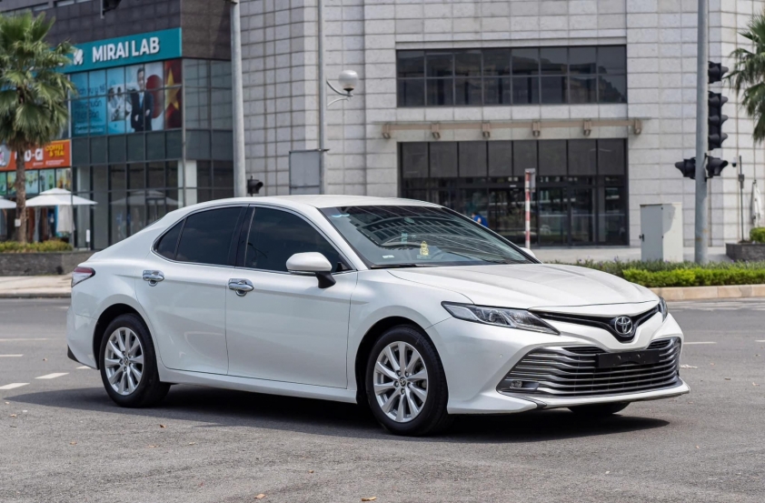 Toyota Camry 2020 lên sàn xe cũ với giá khó tin sau 4 năm lăn bánh 547781