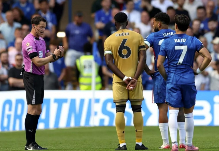Premier League ra tuyên bố về bàn thắng của Eze vào lưới Chelsea 686643