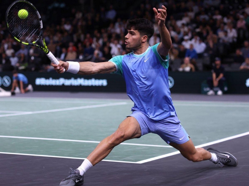 Alcaraz đổ lỗi cho mặt sân sau thất bại ở Paris Masters 2024-550321