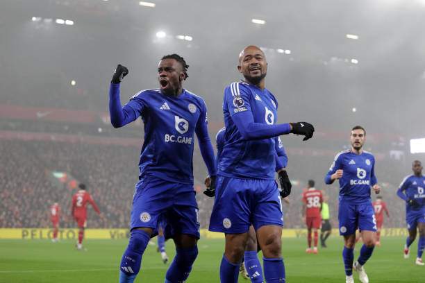 Leicester bất ngờ dẫn trước chỉ sau 6 phút